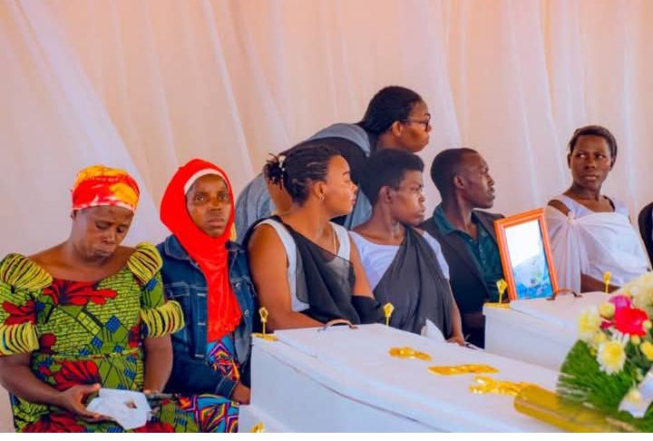 Abantu 9 bakubiswe n'inkuba ku mugoroba wo ku Cyumweru gishize, ubwo bari mu Murenge wa Jarama, basezeweho bwa nyuma mbere yo gushyingurwa mu Irimbi ry'ahitwa Kiriko riri mu Murenge wa Sake mu Karere ka Ngoma.