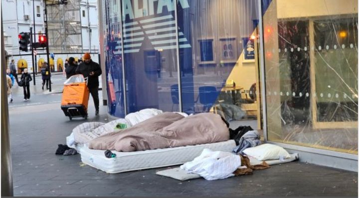  Abantu hafi miliyoni 3,8, barimo abana bangana na miliyoni imwe bari mu bukene bukabije, ku rugero rwo kutabona imyenda, n’ibiribwa. Umusesenguzi muri JRF, Peter Matejic, yavuze ko “Ubukene mu Bwongereza ntabwo ari ukwiyongera gusa, ahubwo burahangayikishije ku rugero bitigeze bibaho mu myaka 30 ishize.”