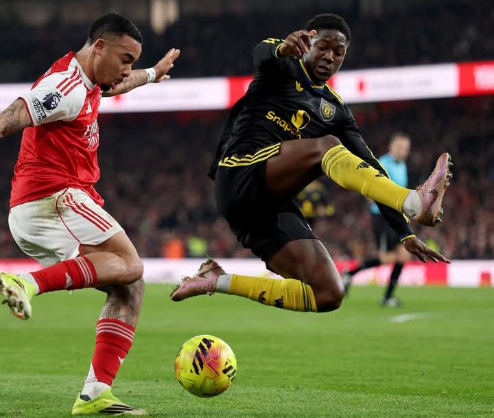 Bwambere arsenal itsindiwe kukibuga cyayo emulate stadium kuva shampiyona y'ubwongereza yatangira , Manchestera United yatsinze Arsenal ibitego 3-2 mu mukino w’Umunsi wa 23 wa Shampiyona y’u Bwongereza, ihagarika urugendo rw’imyaka icyenda yari imaze idatsindira iyi kipe iwayo muri Shampiyona. Dore uko amakipe akurikirana muri shampiyona yo mubwongereza English premier league 