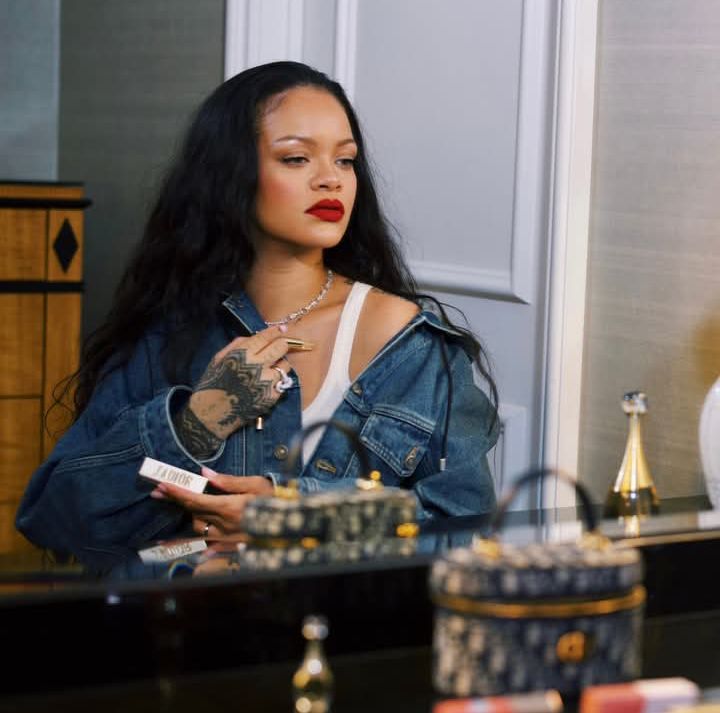 Umunyamerikakazi Rihanna yongeye kurikoroza ku mbugankoranyambaga, nyuma yo guteza urujijo rwo kuba yiteguye kubyara umwana wa kane, ni mu gihe hashize amezi make abyaye umwana we wa gatatu yabyaranye na A$AP Rocky.