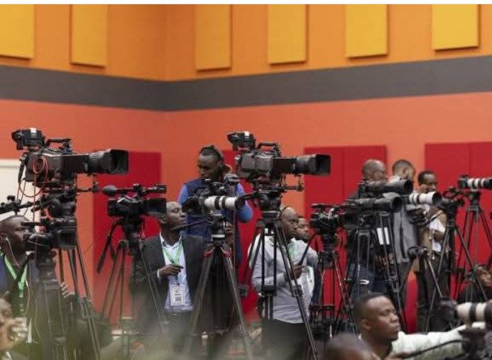 Abagize Inteko Ishinga Amategeko batabarije abanyamakuru bakora umwuga ufatwa nk’uwiyubashye ariko benshi muri bo bakaba ari ba mbonabucya, bitewe n’intica ntikize bakura muri uyu mwuga ufatwa nk’ubutegetsi bwa kane.