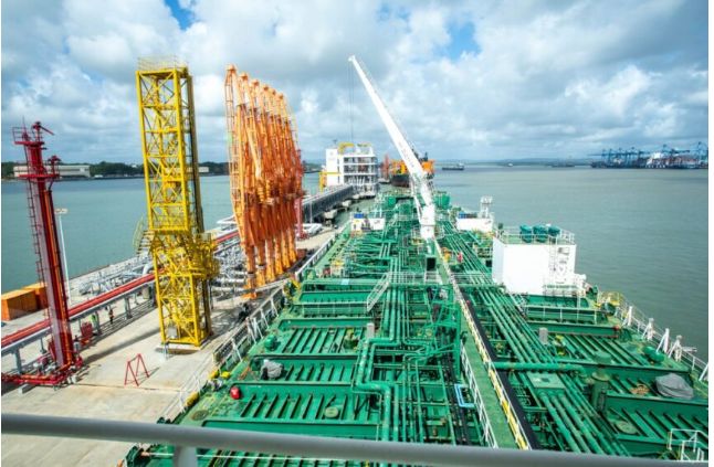 U Rwanda na Kenya byatangije ku mugaragaro uburyo bushya bwo gutumiza ibikomoka kuri peteroli binyuze ku Cyambu cya Mombasa, nyuma y’uko ubwato MT Sea Wolf bugejeje kuri Kipevu Oil Terminal 2 toni 40.000 z’ibikomoka kuri peteroli bitunganyije.