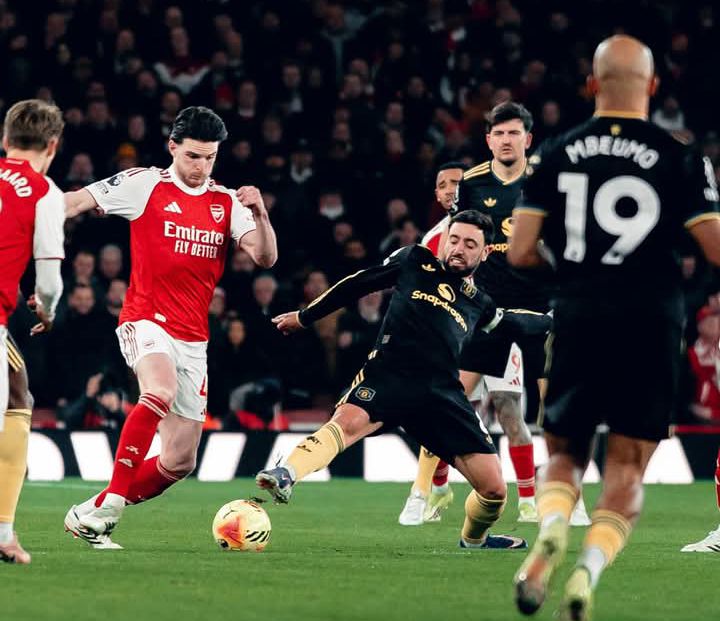 Bwambere arsenal itsindiwe kukibuga cyayo emulate stadium kuva shampiyona y'ubwongereza yatangira , Manchestera United yatsinze Arsenal ibitego 3-2 mu mukino w’Umunsi wa 23 wa Shampiyona y’u Bwongereza, ihagarika urugendo rw’imyaka icyenda yari imaze idatsindira iyi kipe iwayo muri Shampiyona. Dore uko amakipe akurikirana muri shampiyona yo mubwongereza English premier league 