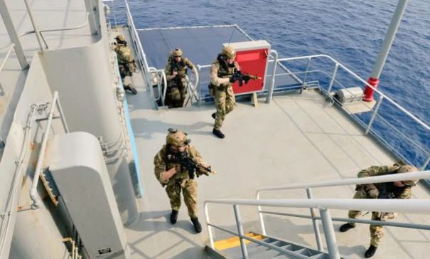 America n'uburisiya bikomeje gushyamirana nyuma Y'uko America ishimuse ubwato bw'uburusiya  ibukuye munyanja ya Atlantic umukuru w'igihugu cy'uburusiya  Vladimir Putin ategetse ko Amerika ihita igarura ubwo bwato 