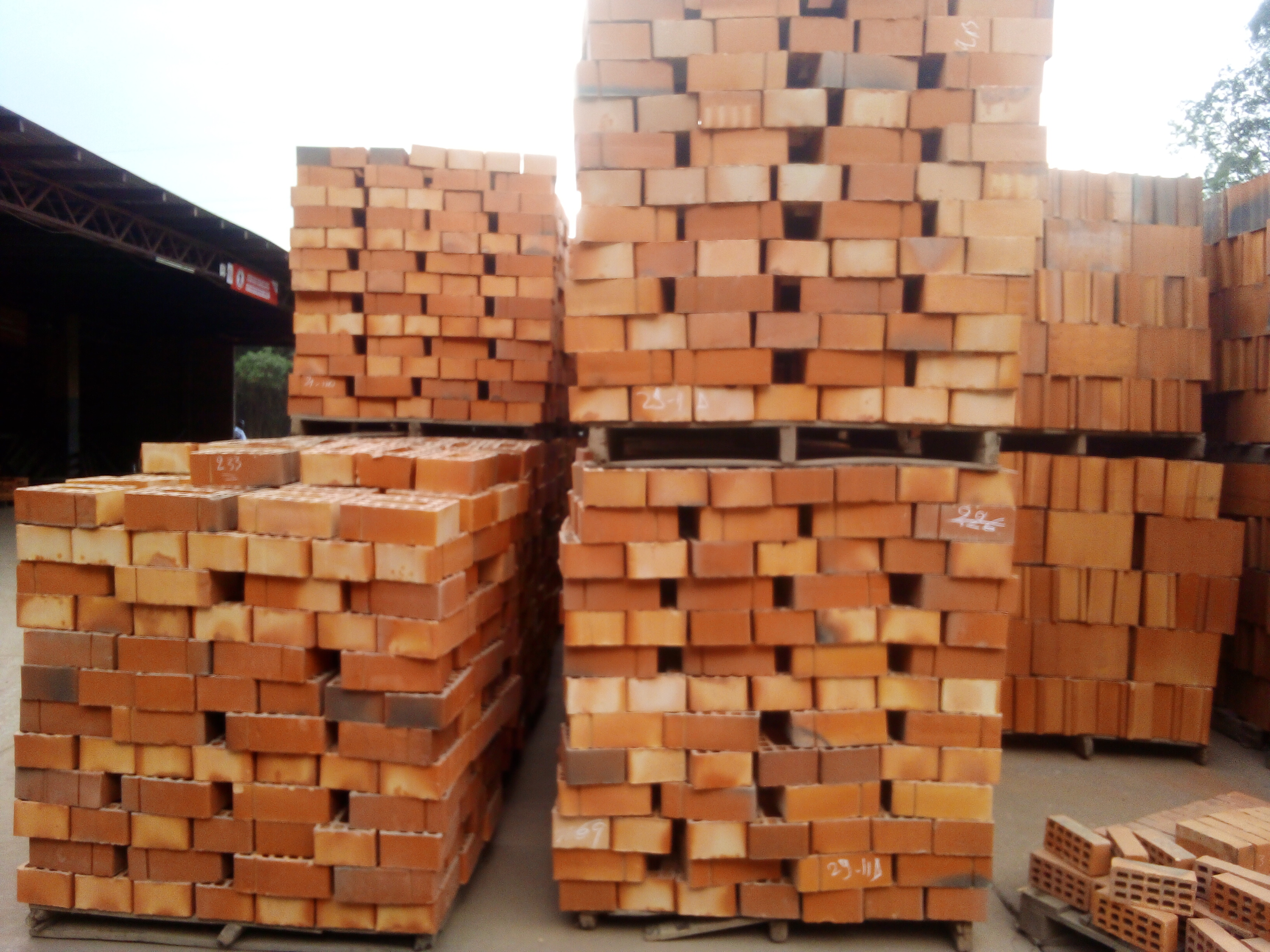 Umuyobozi Mukuru w’Urwego rw’Ubwiteganyirize mu Rwanda, Regis Rugemanshuro, yatangaje ko rwashoye miliyari zigera kuri 53 Frw mu kubakira ubushobozi uruganda rwa Ruliba rukora amatafari n’ibindi bikoresho by’ubwubatsi