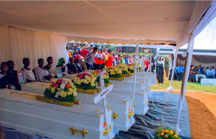 Abantu 9 bakubiswe n'inkuba ku mugoroba wo ku Cyumweru gishize, ubwo bari mu Murenge wa Jarama, basezeweho bwa nyuma mbere yo gushyingurwa mu Irimbi ry'ahitwa Kiriko riri mu Murenge wa Sake mu Karere ka Ngoma.