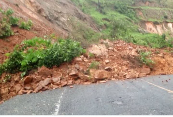 Imvura nyinshi yaguye mu Karere ka Karongi yateje inkangu ifunga umuhanda, igwira abamotari babiri bari n’umugenzi, abamotari bombi bitaba Imana, umugenzi arakomereka. Byabereye mu Mudugudu wa Murambi, Akagari ka Byogo Umurenge wa Mutuntu kuwa 26 Werurwe 2026 Saa Tatu z’ijoro