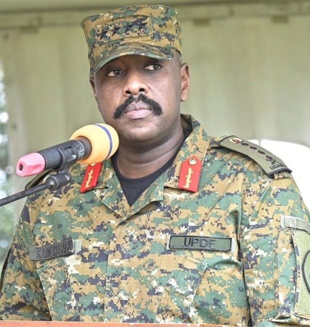 Umugaba Mukuru w’Ingabo za Uganda, Gen Muhoozi Kainerugaba yahaye Robert Kyagulanyi Ssentamu uwari ahanganye na museveni Ari nawe se wa gen muhoozi mumatora y'umukuru w'igihugu  amasaha 48 yo kuba yishyikirije polisi bitaba ibyo agahigwa nk'igisambo 
