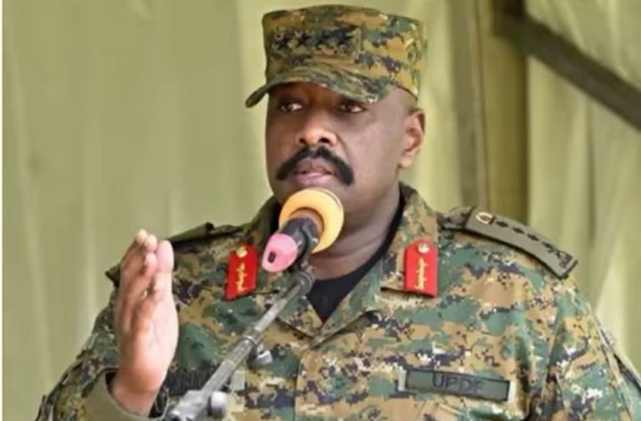 Umugaba Mukuru w’Ingabo za Uganda, Gen Muhoozi Kainerugaba yahaye Robert Kyagulanyi Ssentamu uwari ahanganye na museveni Ari nawe se wa gen muhoozi mumatora y'umukuru w'igihugu  amasaha 48 yo kuba yishyikirije polisi bitaba ibyo agahigwa nk'igisambo 