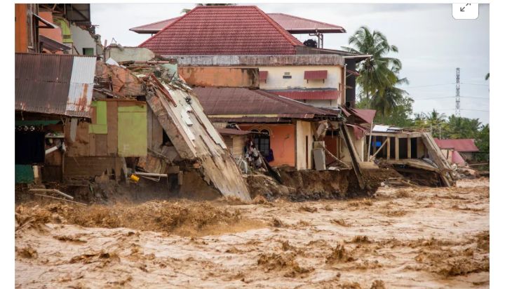 Muri Indonesia, imibare iheruka y’abamaze gupfa bazira inyuzure n’inkangu ku kirwa cya Sumatra bageze kuri 417, nk’uko abayobozi muri iki gihugu babitangaje.