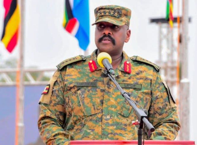 Umugaba Mukuru w’ingabo za Uganda, Gen. Muhoozi Kainerugaba, yatangaje ko yafashe icyemezo cyo kwirukana abakozi b’urwego rw’abinjira n’abasohoka batumaga Abanyarwanda bo muri Uganda bagorwa no kubona ibyangombwa. 
