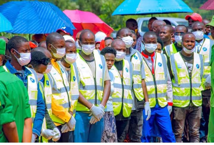 Abantu 9 bakubiswe n'inkuba ku mugoroba wo ku Cyumweru gishize, ubwo bari mu Murenge wa Jarama, basezeweho bwa nyuma mbere yo gushyingurwa mu Irimbi ry'ahitwa Kiriko riri mu Murenge wa Sake mu Karere ka Ngoma.