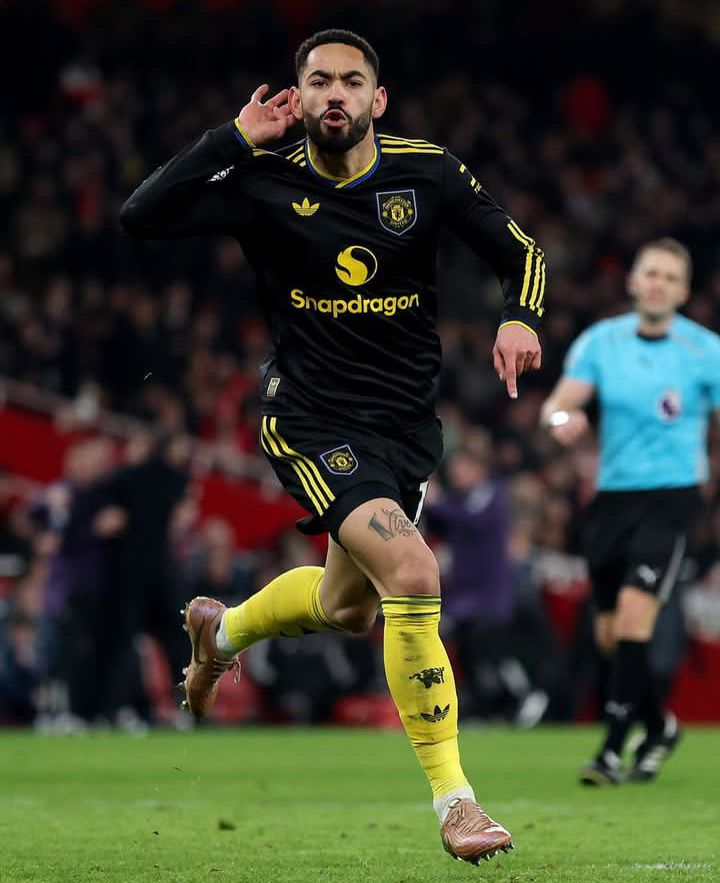 Bwambere arsenal itsindiwe kukibuga cyayo emulate stadium kuva shampiyona y'ubwongereza yatangira , Manchestera United yatsinze Arsenal ibitego 3-2 mu mukino w’Umunsi wa 23 wa Shampiyona y’u Bwongereza, ihagarika urugendo rw’imyaka icyenda yari imaze idatsindira iyi kipe iwayo muri Shampiyona. Dore uko amakipe akurikirana muri shampiyona yo mubwongereza English premier league 