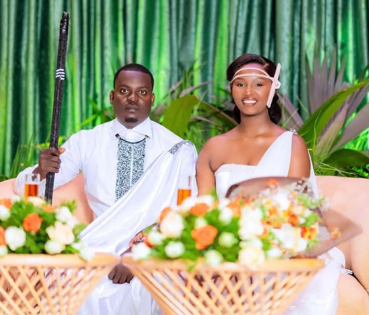 Umuhanzi Ishimwe Vestine uririmbana n’umuvandimwe we Dorcas, yaciye amarenga ko yaba yaramaze gutandukana n’umugabo we, Idrissa Jean Luc Ouédraogo ukomoka muri Burkina Faso