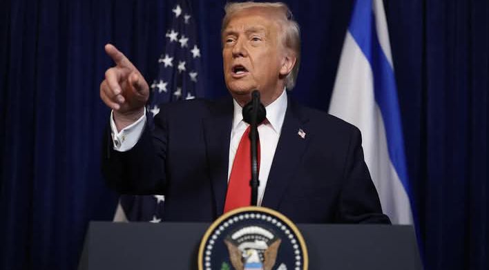 Perezida Donald Trump yashyize hanze ifoto ya Perezida wa Venezuela Nicolas Maduro nyuma yo gufatwa n'igisirikare cya Leta Zunze Ubumwe za Amerika. Amakuru avuga abasirikare ba Amerika basanzwe Maduro imwe mu rugo aryamye bagahita bamufata