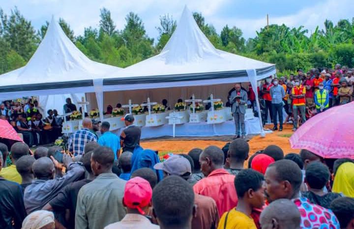 Abantu 9 bakubiswe n'inkuba ku mugoroba wo ku Cyumweru gishize, ubwo bari mu Murenge wa Jarama, basezeweho bwa nyuma mbere yo gushyingurwa mu Irimbi ry'ahitwa Kiriko riri mu Murenge wa Sake mu Karere ka Ngoma.