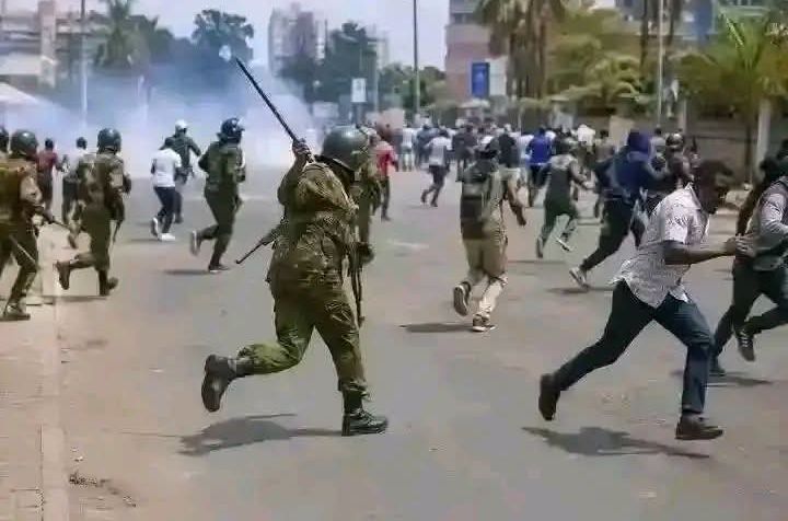 Minisitiri w’Umutekano mu Gihugu cya Kenya, Kipchumba Murkomen, yatangaje ko abantu 355 bamaze gutabwa muri yombi nyuma y’imyigaragambyo yabaye ku wa Kane hirya no hino mu gihugu