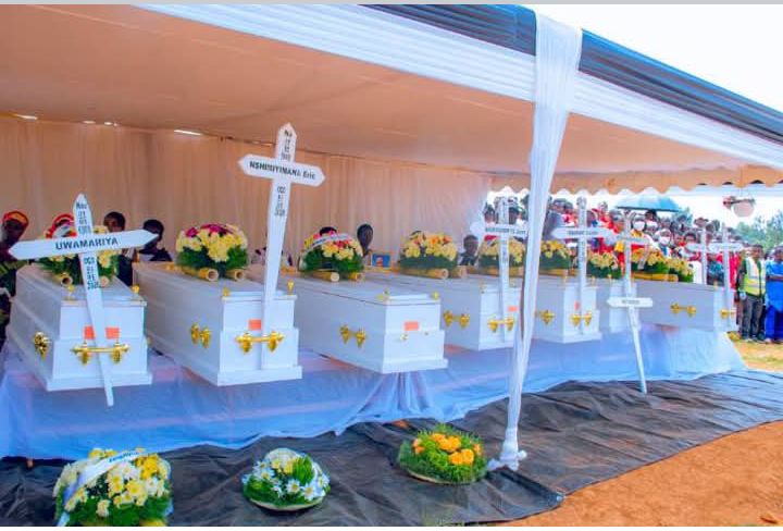 Abantu 9 bakubiswe n'inkuba ku mugoroba wo ku Cyumweru gishize, ubwo bari mu Murenge wa Jarama, basezeweho bwa nyuma mbere yo gushyingurwa mu Irimbi ry'ahitwa Kiriko riri mu Murenge wa Sake mu Karere ka Ngoma.