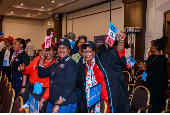 RPF_inkotanyi SI umuryango(ishyaka) ry'abasirikare gusa ahubwo ni umuryango w'abanyarwanda babyemera , ushinzwe kubungabunga amahoro ,ubumwe n'ubwiyunge by'abanyarwanda ndetse n'izindi nshingano zose zigamije guteza imbere igihugu n'ubuzima bwiza kubanyaGihugu gusa sitegeko kuwujyamo kuko hari anda mashyaka atandukanye murwanda,ibyo birimo ibyavuzwe n'abayobozi ubwo habaga inama yuyu muryango iheruka