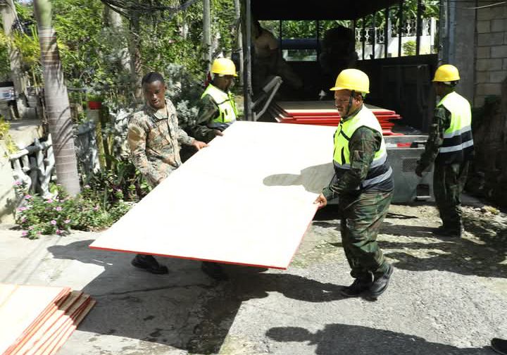 Abasirikare b’inzobere mu bwubatsi bo mu Ngabo z’u Rwanda (RDF) boherejwe muri Jamaica mu rwego rwo gufasha icyo gihugu gusana ibikorwaremezo byangijwe n'ibiza, batangije ibikorwa bihuriweho by’ubwubatsi, ku bufatanye na bagenzi babo bo muri iki gihugu.