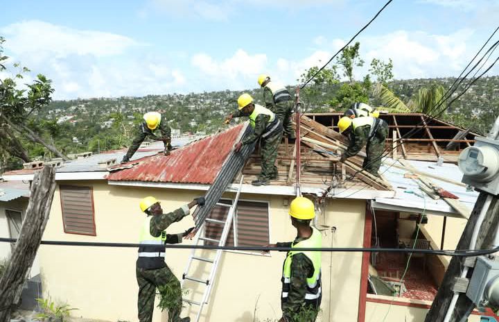 Abasirikare b’inzobere mu bwubatsi bo mu Ngabo z’u Rwanda (RDF) boherejwe muri Jamaica mu rwego rwo gufasha icyo gihugu gusana ibikorwaremezo byangijwe n'ibiza, batangije ibikorwa bihuriweho by’ubwubatsi, ku bufatanye na bagenzi babo bo muri iki gihugu.