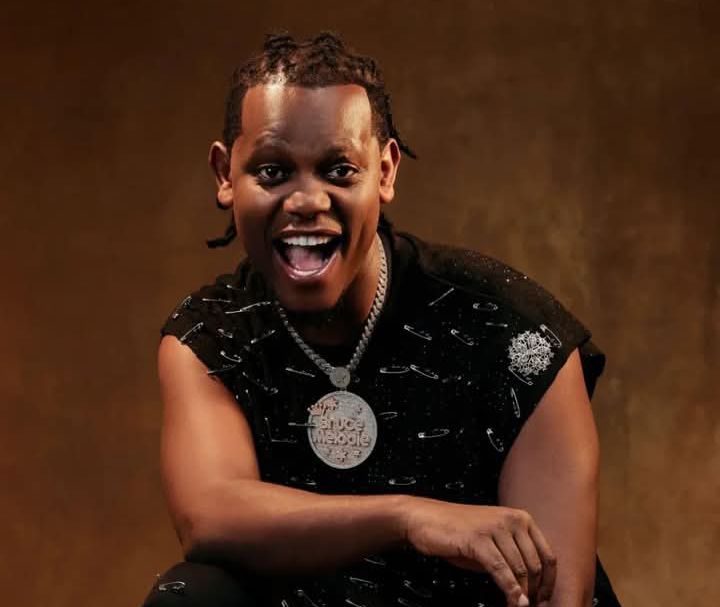 Bruce Melodie ngo yaretse kunywa urumogi n'itabi mukiganiro yagiranye n'itangaza makuru yavuze ko amaze igihe yarazibukiriye ibijyanye no kunywa itabi cyangwa ikindi cyose kivamo umwotsi abitewe n’umunsi yigeze kunywa urumogi rukamugwa nabi