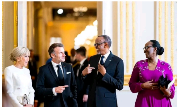 Perezida w’u Bufaransa, Emmanuel Macron, n’umugore we Brigitte Macron bakiriye ku meza Perezida Paul Kagame w’u Rwanda na Madamu Jeannette Kagame.