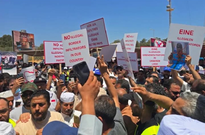Abaturage bo muri Libya mu magana bigaragambirije ku cyicaro cya UNHCR i Tripoli ku wa 4 Kamena 2026. Basabaga ko abimukira bose bava mu gihugu, kandi ko icyicaro cya UNHCR gifungwa burundu. Bashinja Loni kugira umugambi wo gutuza abimukira muri Libya.